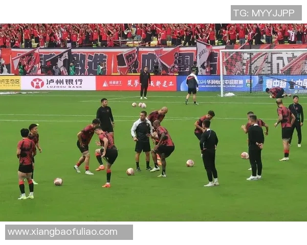 足球巨星秀粤语魅力展球场外风采球迷惊喜连连直呼意外